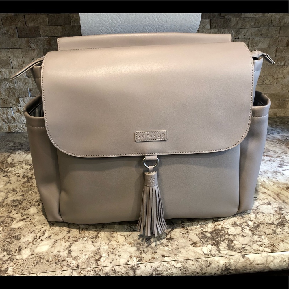 SkipHop portability/taupe multifunction diaper bag